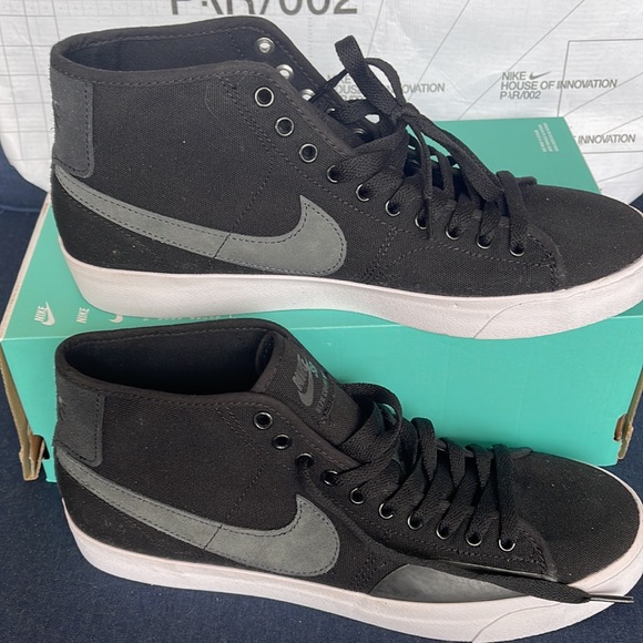 Nike Skate Shoes
Nike SB Blazer Court Mid
Premium
•Black/Anthracite
•FB1378-001 - Picture 12 of 16